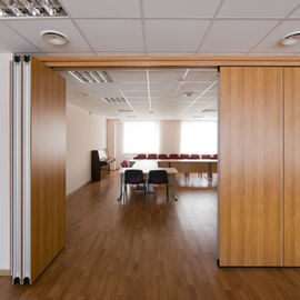 Ahşap Ses Emme Esnek Kayar Bölmeler Duvarlar Ofis ve Toplantı Salonları İçin 85mm