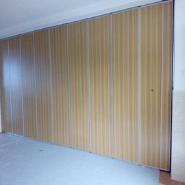 Özelleştirilmiş Ses Geçirmez Katlanır Oda Bölücü Kapı 85 mm Otel Ziyafet Salonu İçin Bölme Duvarlar