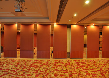 Konferans Salonları İçin Oturma Odasında Kırmızı Sıva Taşı Duvarlar Ahşap Bölme